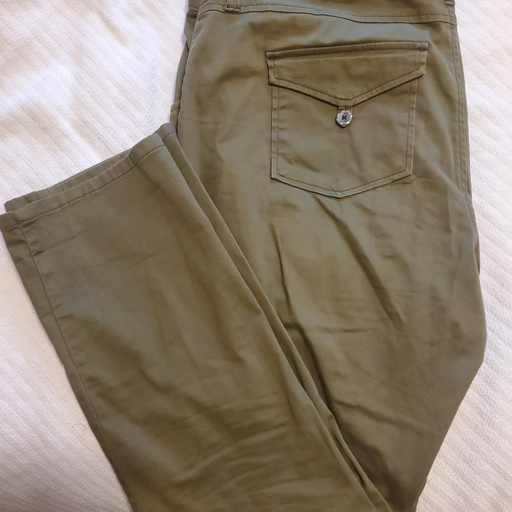 Army green Lee stretch cargo pants. Mid rise Size 20W. Inseam 30